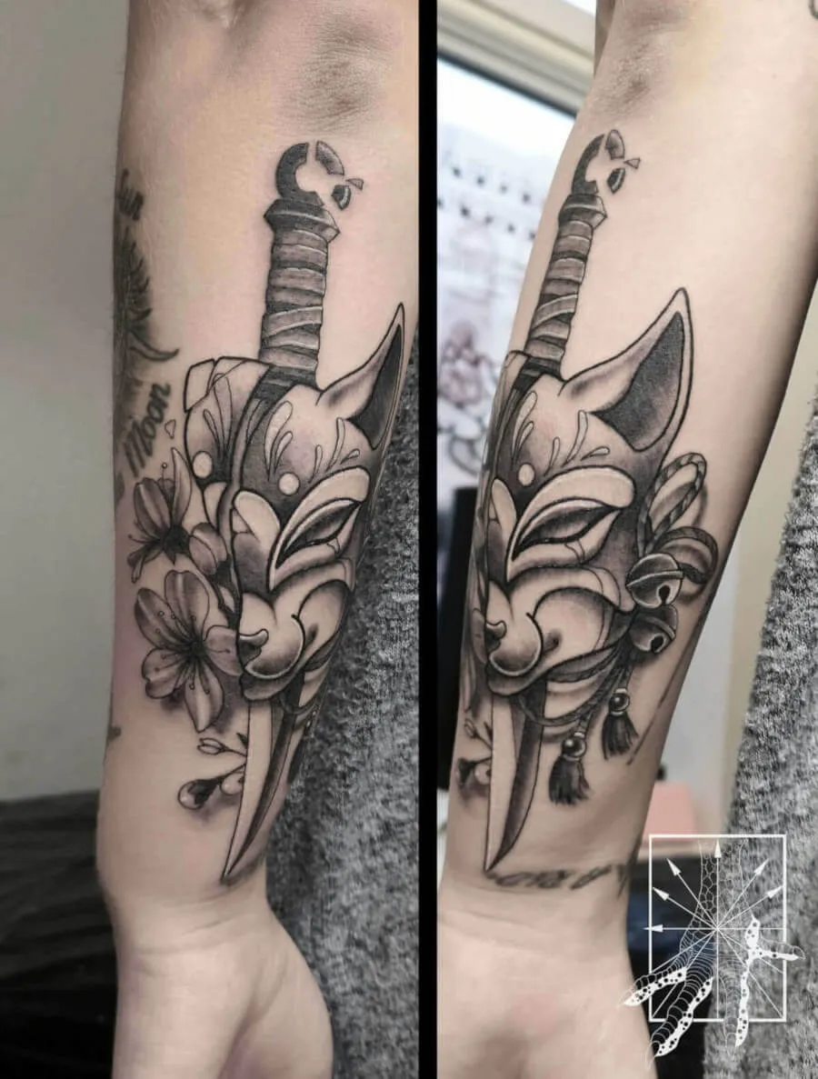 Japoński lis kitsune wytatuowany na ręce