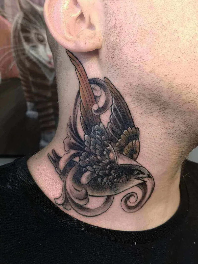 Ptak z ornamentem wytatuowany na szyi