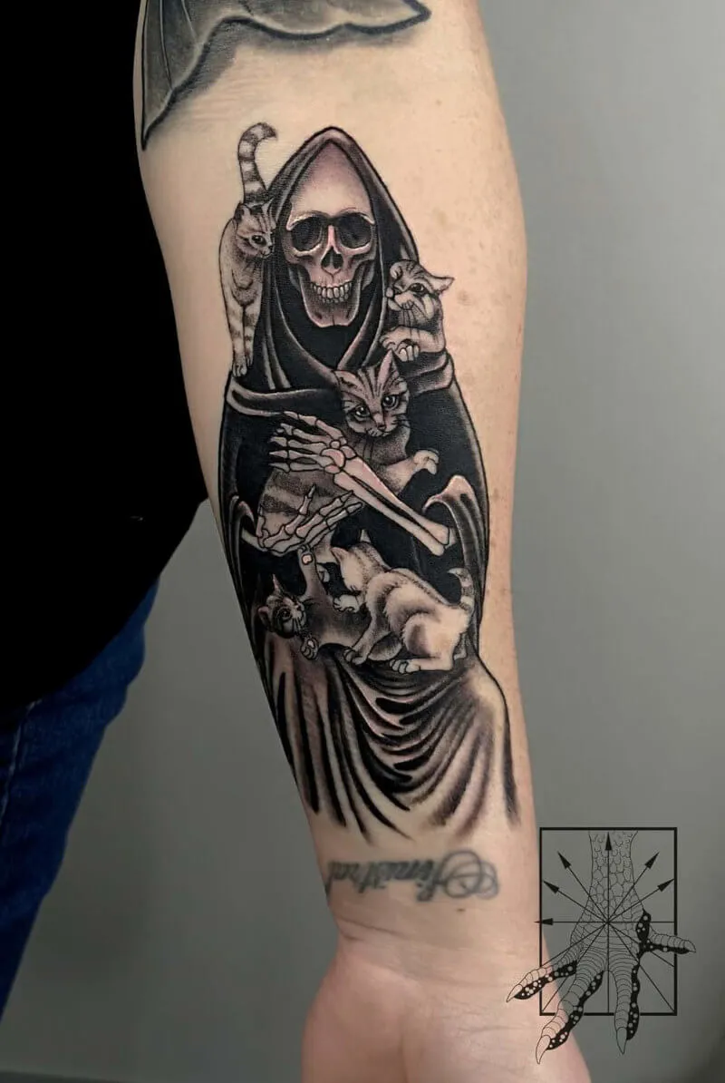 Tatuaż z kostuchą i kotkami