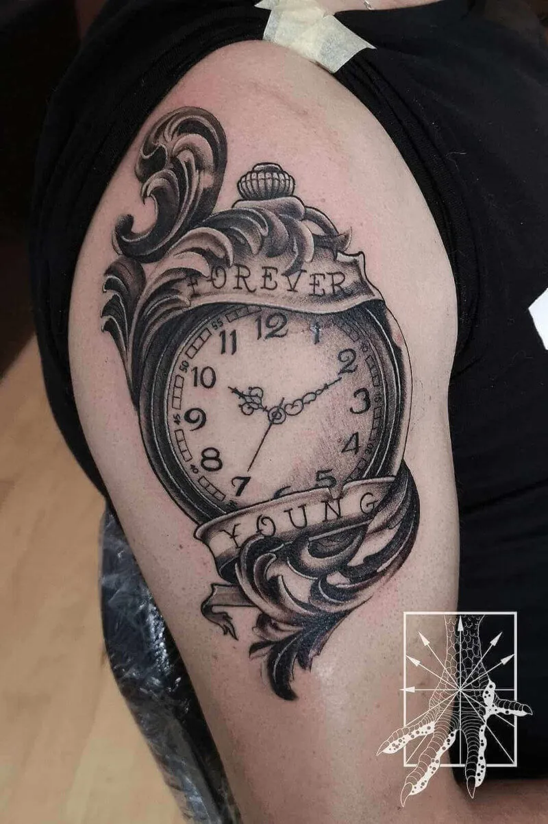 Czarnoszary tatuaż przedstawijacy zegar, ornament i napis