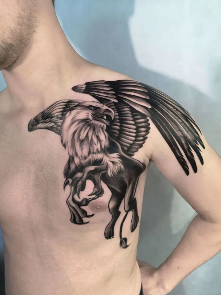 Tatuaż z motwem mitologicznego Gryfa