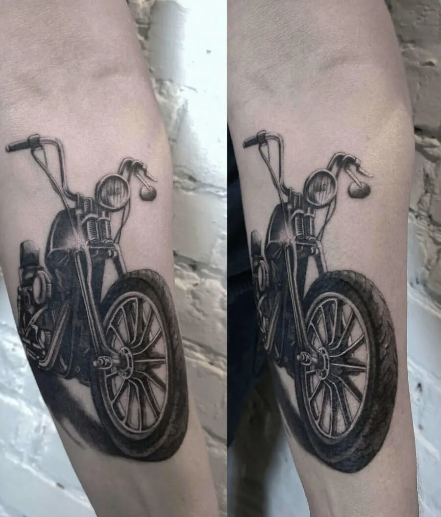 Tatuaż przedstawiający motocykl Harley Davidson
