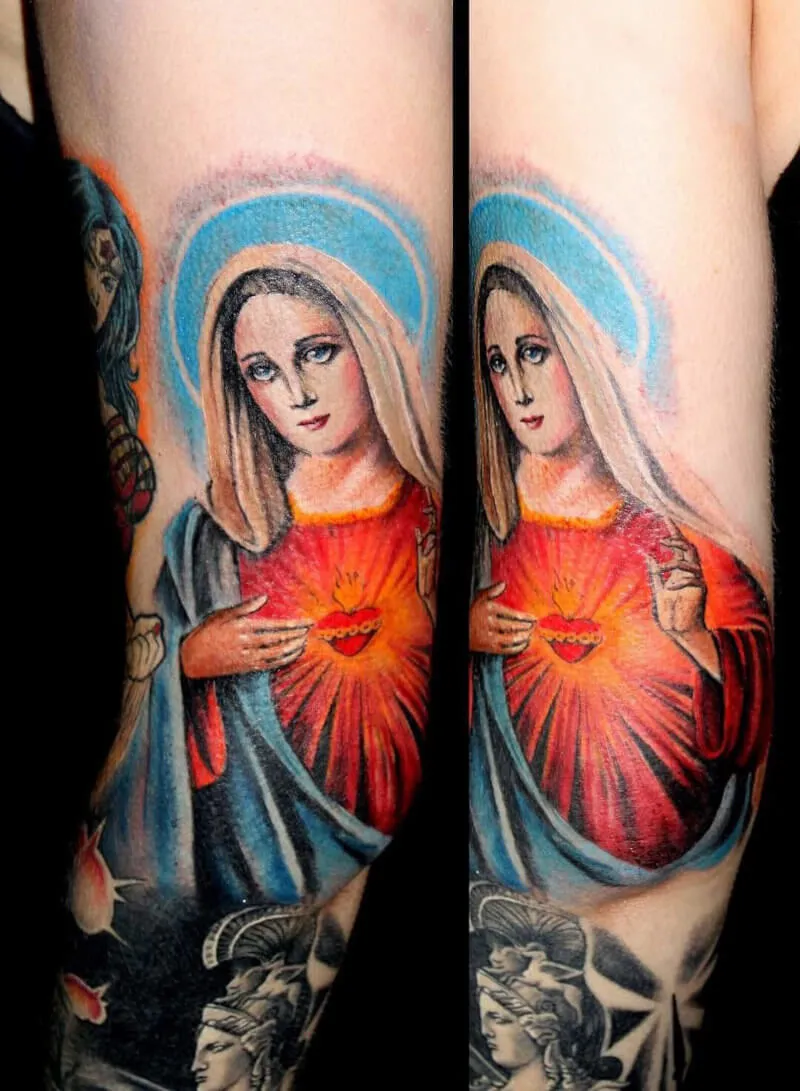 Tatuaż realistyczny w kolorze z religijnym motywem Maryji