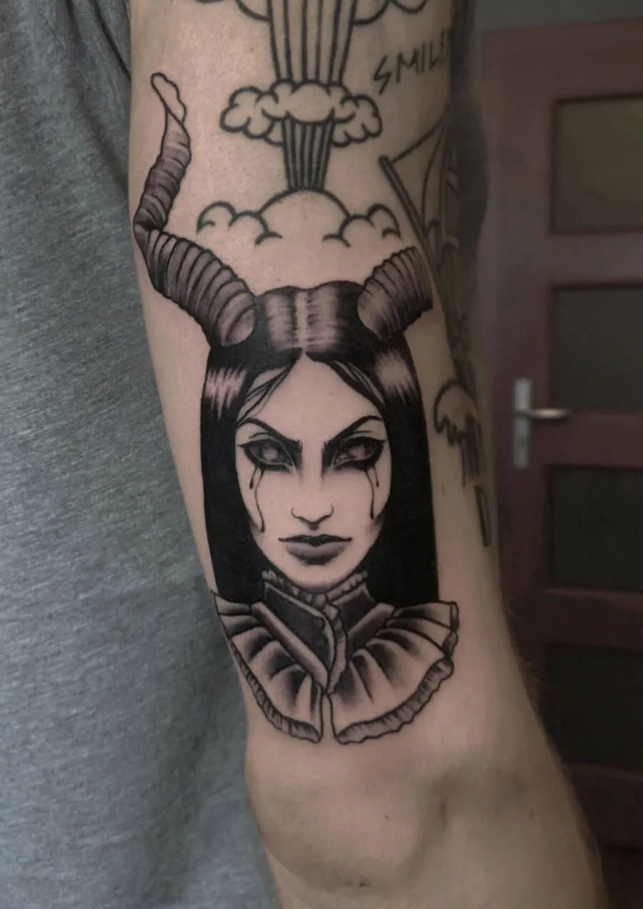 Mały tatuaż przedstawiający diablicę