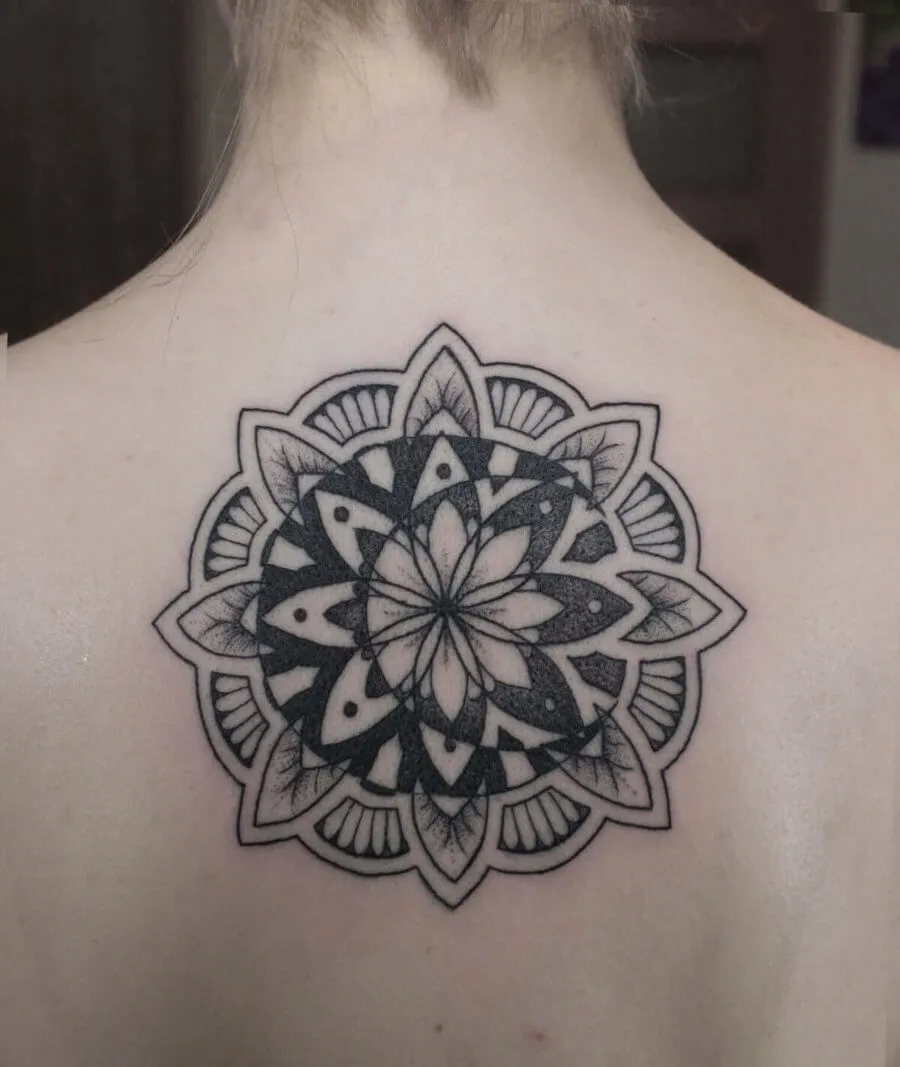 Mandala wytatuowana na plecach