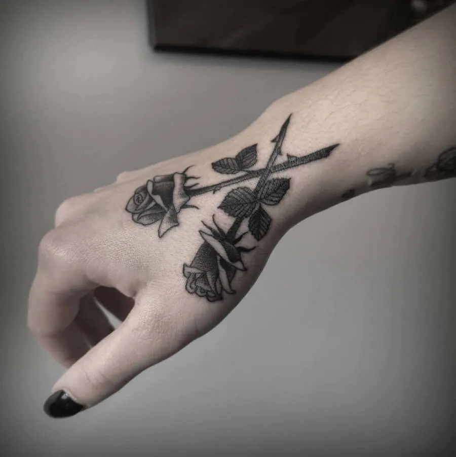 Róże wytatuowane na boku dłoni