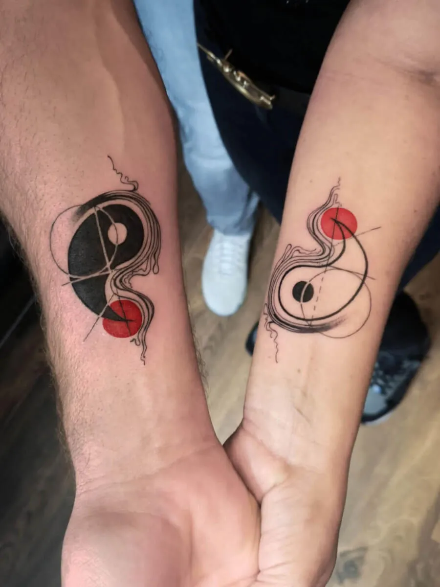 Niewielki tatuaż symbolu Ying Yang